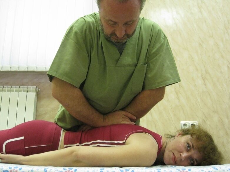 Eng Fra mécht e Massagekurs fir d'Osteochondrose vun der thorax ze eliminéieren